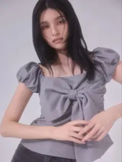 新品タグ付き Andequal フリル オフショルダー トップス グレー - メルカリ
