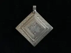 モロッコ「トゥアレグ族 銀細工」ペンダントヘッド①手彫り/エルメス