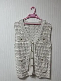 ベージュ系 ニットベスト ボタン付き