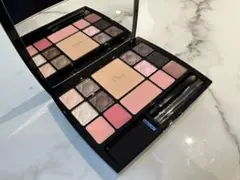 Dior アイシャドウ、ファンデ、チーク、リップパレット　新品　クリスマスコフレ