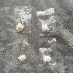 カプセルトイ　サンリオ　ふわふわスノー　めじるしアクセサリー　4点