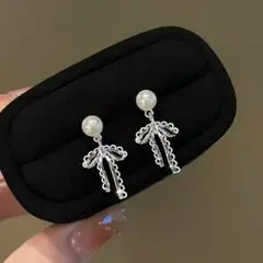 パールモチーフの銀色リボン型ピアス