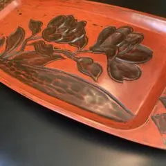 鎌倉彫　赤い花彫刻の漆器盆　約40cm×19cm
