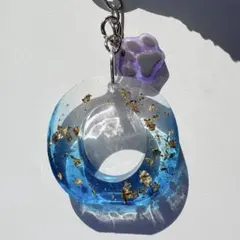 【O】ハンドメイド イニシャルキーホルダー 輝く金箔＆肉球チャーム
