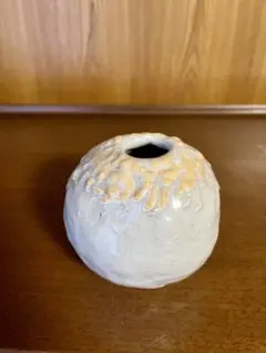 美品　陶器製球形花瓶 ベージュとクリーム色