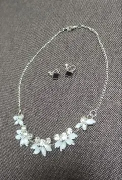 お花デザインネックレスとイヤリングセット