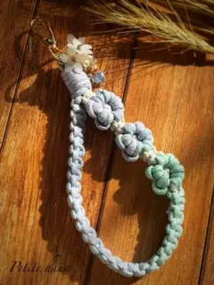 ハンドメイド マクラメとビーズチャームパステルカラー ストラップ