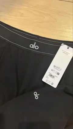 alo yoga アロヨガ ワイドパンツ カーキ タグ付き - メルカリ