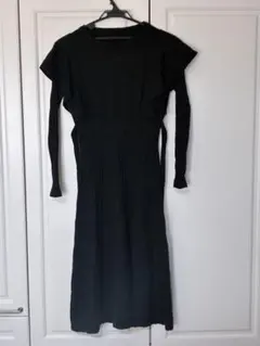 レディース　黒の長袖プリーツニットワンピース