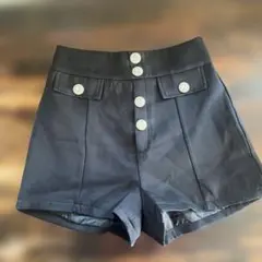 ボタン付き黒ショートパンツ W♡Cのサムネイル