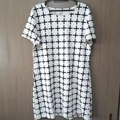 4XL 半袖ワンピース 黒い十字模様