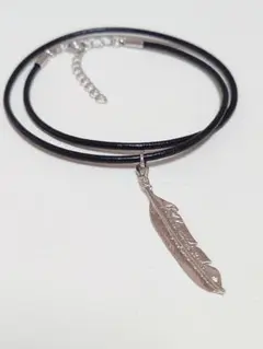 フェザーモチーフのレザー ネックレス