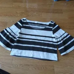 セシルマクビー　黒と白のストライプ フレアスリーブ トップス