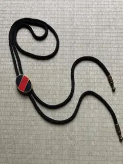 ストライプ模様の黒いループタイ