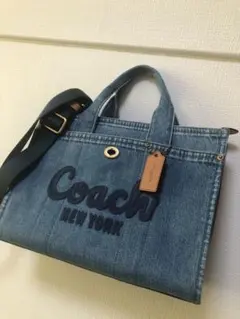 COACH スモール ツアー トート バッグ・ラブド デニム・チャーム