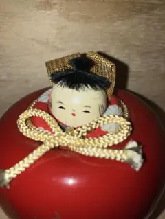 昭和レトロ・いづめこ人形こけし　赤い木製人形付き飾り物