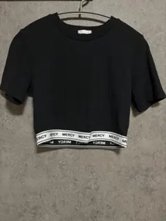 美品　MERCY ロゴ入り クロップドTシャツ ブラック