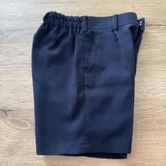 黒寄りのネイビーのゴム入りハーフパンツ