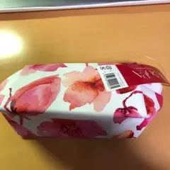 ボタニカルモチーフのポーチ