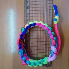 カラフルなネオンカラーの編み込みブレスレット