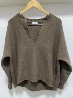 ローリーズファーム　ブラウン Vネック ニット　キーネック　カノコスリット