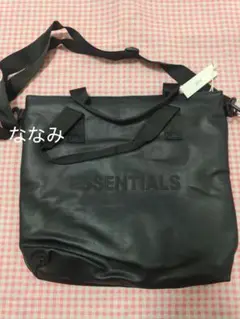 ESSENTIALS ブラック ショルダーバッグ