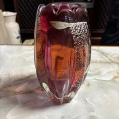 赤紫色のガラス花瓶　開口部約9cm 高さ約23cm