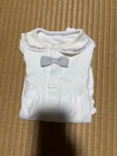 白いリボン付きツーウェイドレスオールとボンネット