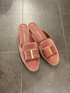 値下げ中‼️Salvatore Ferragamo ベルベット ミュール ピンクのサムネイル