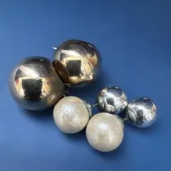 シルバーとホワイトの球体ピアス　パールピアス　2点セット