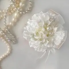 ピュアホワイトのコサージュ　入学式　卒業式　成人式　発表会　結婚式　母の日