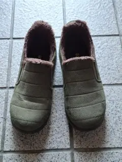 AIRe ボア付きスリッポン カーキ
