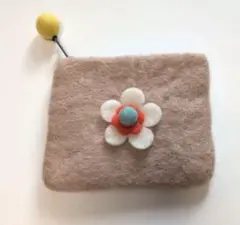 【最終値下げ】羊毛フェルト ポーチ 花モチーフ付き
