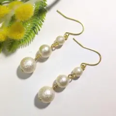 ハンドメイドピアス　125　　　　　　3連コットンパール風ビーズ