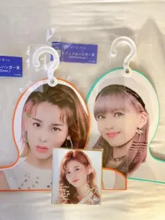 NiziU 一番くじ ビジュアル ハンガー ミニ色紙 マコ マユカ リク