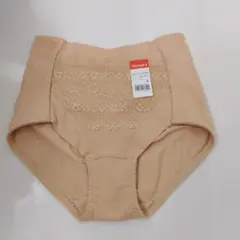 Triumph ベージュ レース付きショーツ L、ネイビーショーツ　2枚