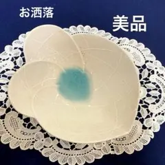 花びら型の白地の陶器にブルーのグラデーション、雪の様な地模様がある綺麗な器