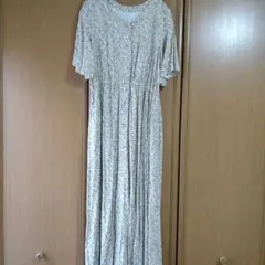 新品　花柄ロングワンピースのサムネイル