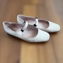 arche ストラップ付きフラットシューズ