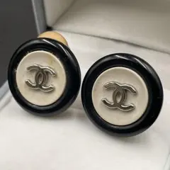 CHANEL ココマーク ラウンド ピアス ホワイト ネイビー - メルカリ