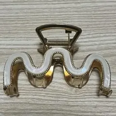 ウェーブ型ゴールドとホワイトヘアクリップ