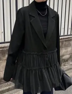 フリル付きブラックテーラードジャケット