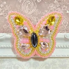 【蝶のブローチピンク】ハンドメイド　ビーズ刺繍　春　おしゃれ　入学式　花見