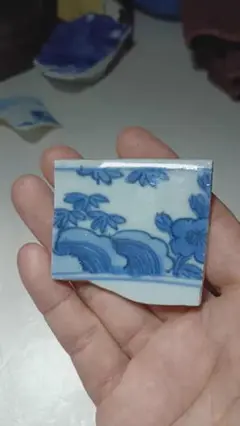 青い花と波模様の陶器の破片