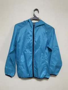 青いフード付きジャケット