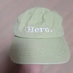 ライトグリーンの「Hero」キャップ