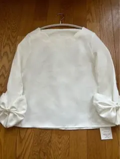 【新品未使用タグ付き】グレイル　スカラップネックパールリボンスリーブブラウス