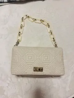 ZARA エンボス加工アイボリーバッグ