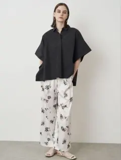 【新品タグ付き】ELENDEEK ブラーフラワープリントパンツ Sのサムネイル
