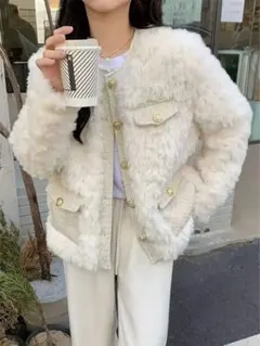 ホワイト ボアジャケット ゴールドボタン付き